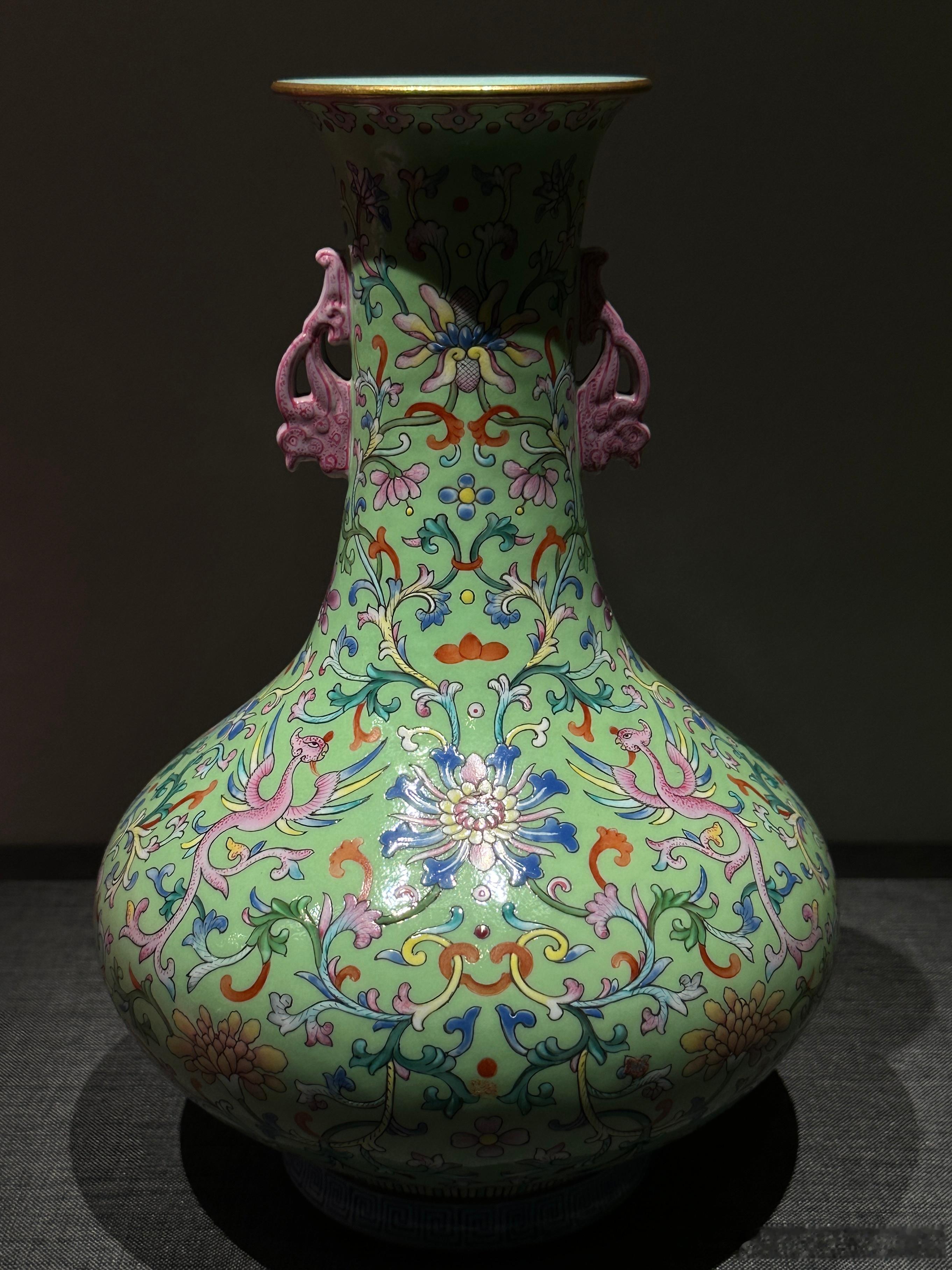湖绿地粉彩夔凤勾莲纹瓶清乾隆 南京博物院藏此瓶可以算是乾隆时期粉彩瓷器的代表作之