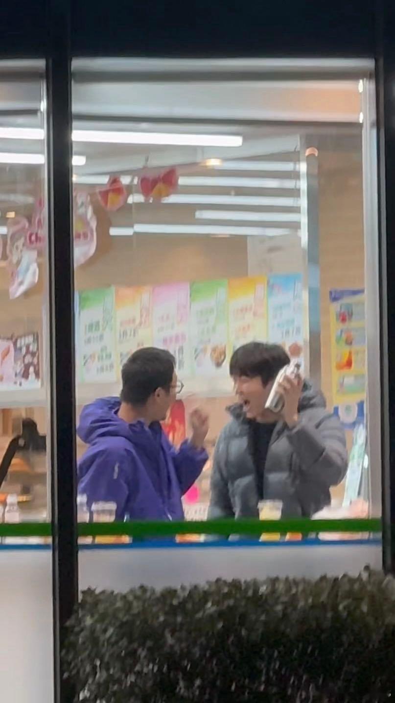 张兴朝李嘉诚便利店调酒碰杯工作之外的松弛瞬间太圈粉！便利店简易调酒也能玩出仪式感