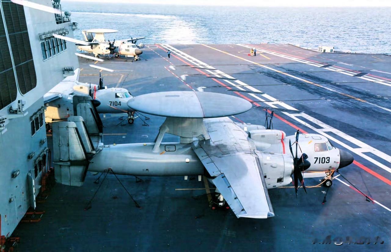 真是服了，这谁拍的，福建舰这一张照片，真的是战力满满呀！

福建舰正式入列了，各