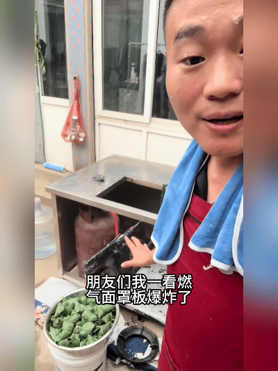 端午家中突发险情！燃气灶炸裂窜起明火，大黄狗反常躁动，及时提醒我躲开危险
 
端
