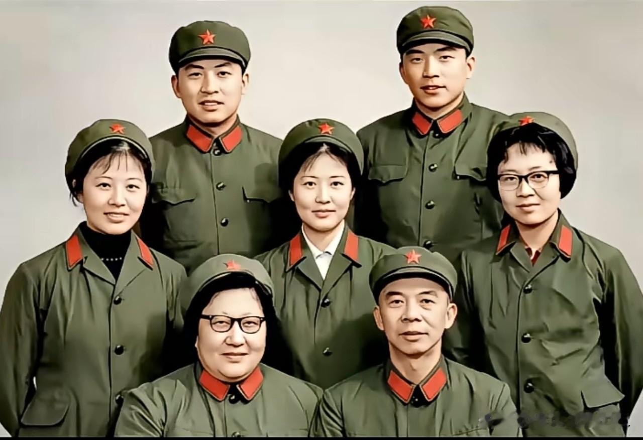 这张满载时代印记的全家福，是开国少将曾雍雅一家七口身着六五式军装的珍贵影像。
画