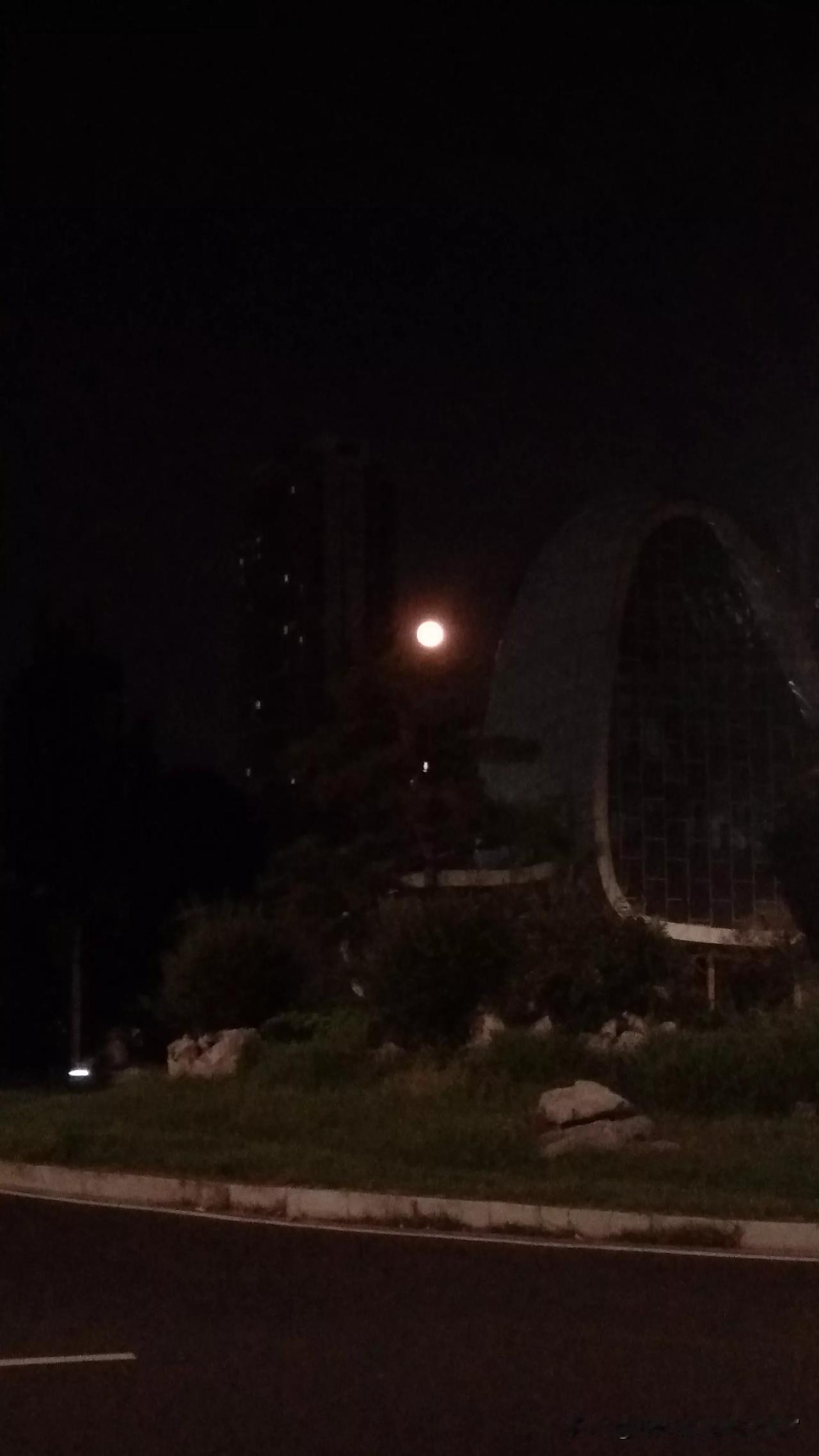 人这一辈子就是瞎追求！
最终追求的是自己永远获得不了的东西，或是获得了之后发现根