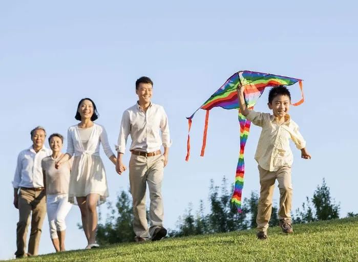 我认为合家出游，平时工作够忙，唯有假期才有时间出游，但需寻找合适地方。出游的地方