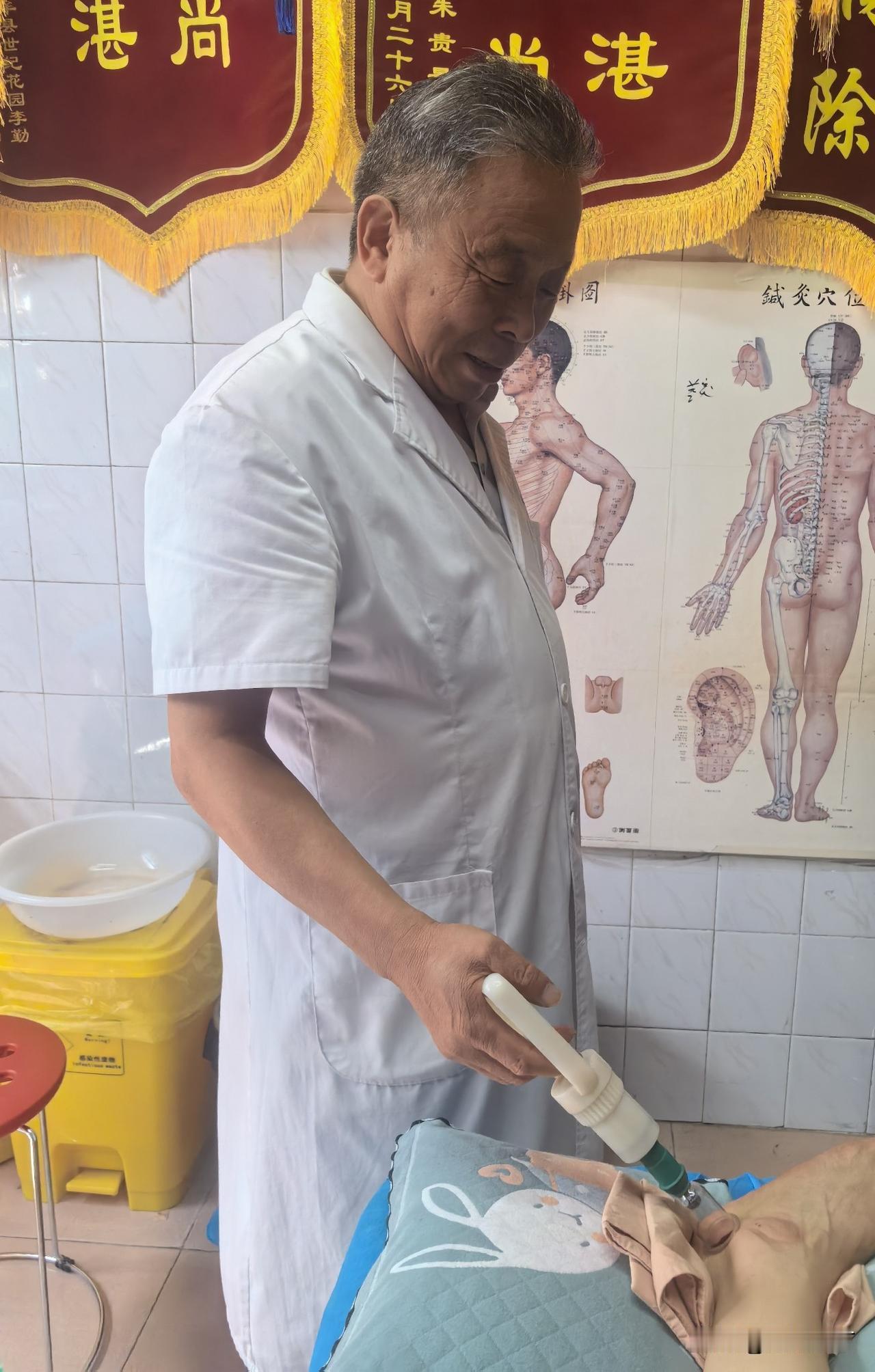 王医生这两点让我很吃惊，我写出来，看是不是我少见多怪了。

第一，王医生一周只休