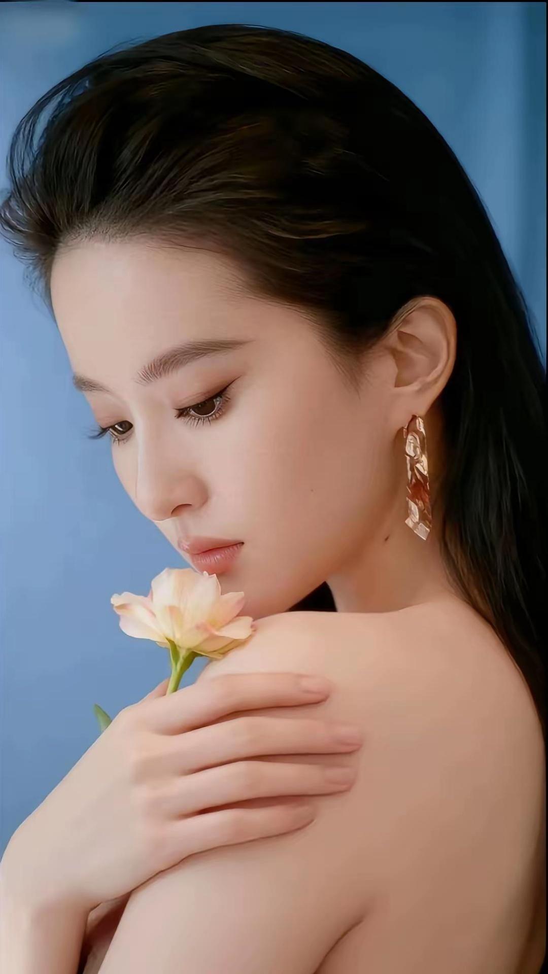 “神仙姐姐”刘亦菲，这一袭穿搭实在养眼！柔和的色调，像是把春日里最温柔的云朵披在