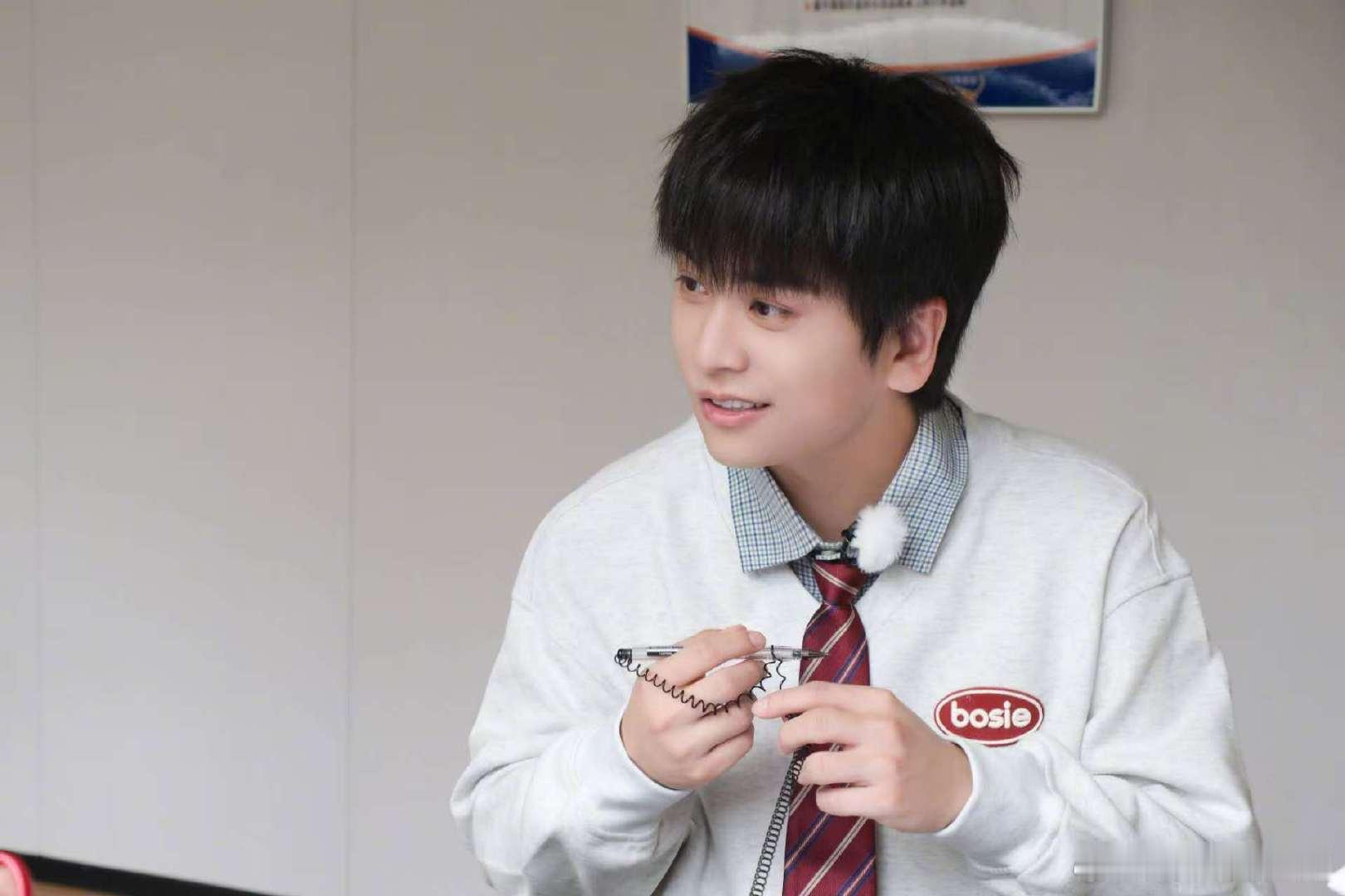 武艺择偶标准首条不要比他高湖南卫视背后 笑晕！武艺勇闯相亲角，择偶表首条标准“不