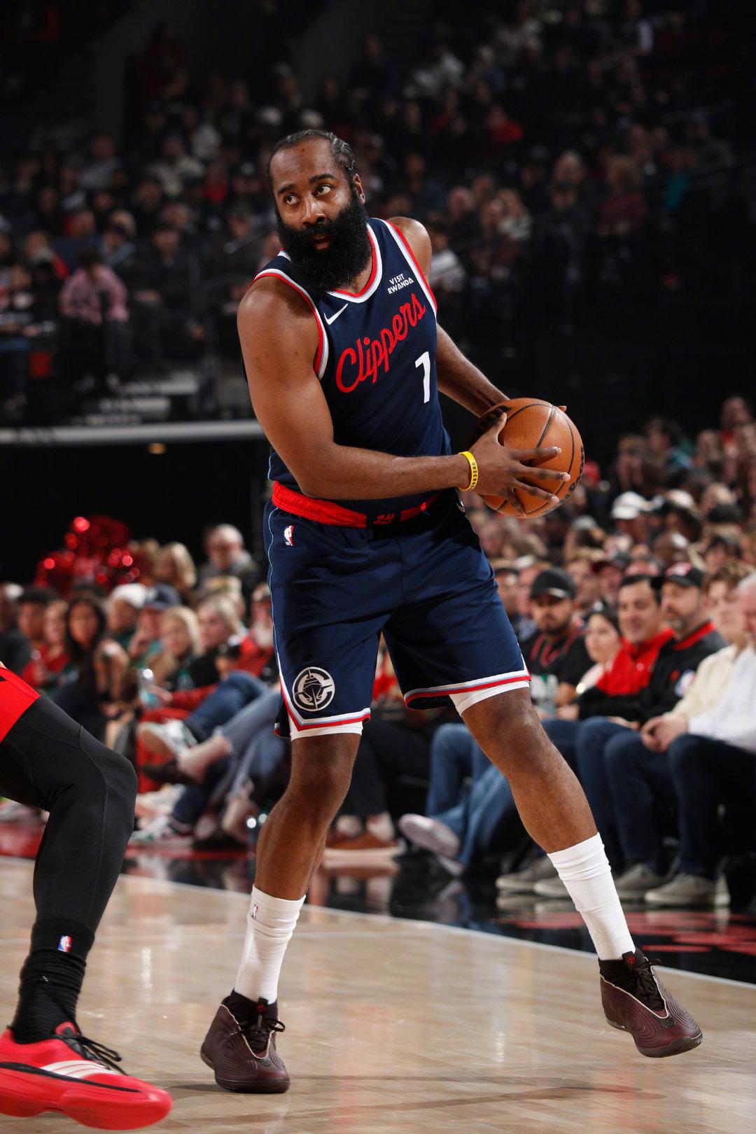 今天的哈登真是“低开高走”啊！
以前哈登总是高开低走，早早就出状态，然后打到后面