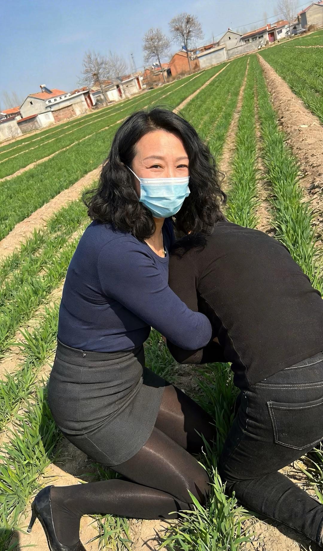 到了一定的年纪还有谁有童年的心在田野里玩得很开心。