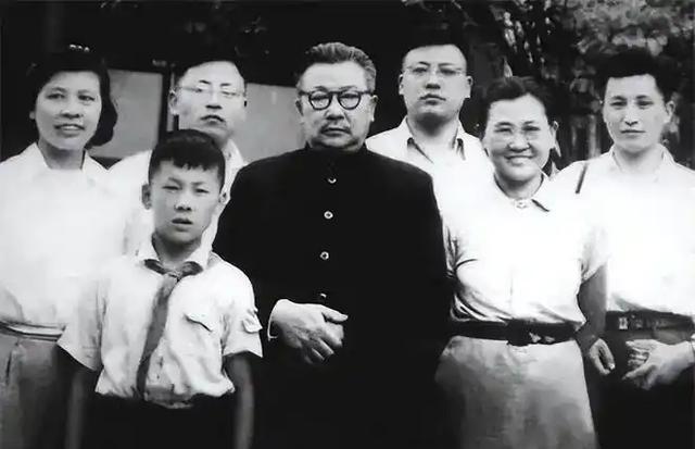 1953年，朝鲜停战协定签署不久，中央举行庆功宴。

李克农，他是毛主席亲自点将