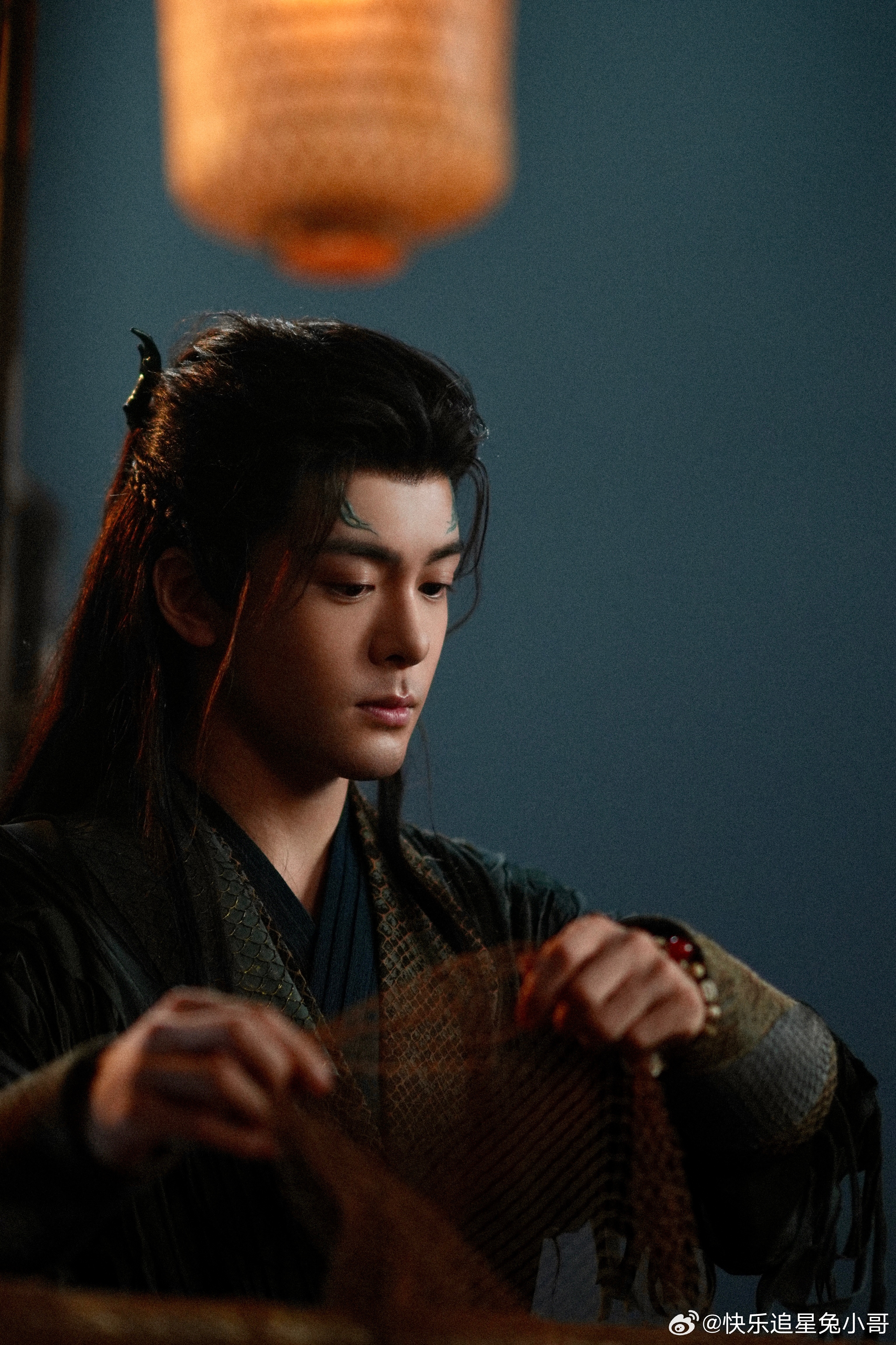 曾舜晞月鳞绮纪有效剧播清爽外形搭配细腻演技，曾舜晞把武拾光的清冷与破碎感平衡得恰