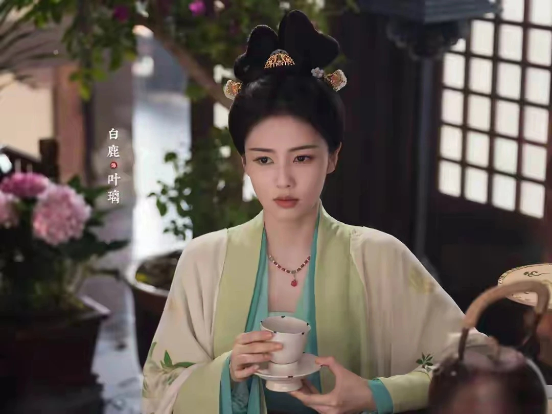 爆剧热度断层领跑，白鹿深陷连环争议，一次性六份声明硬刚造谣 
