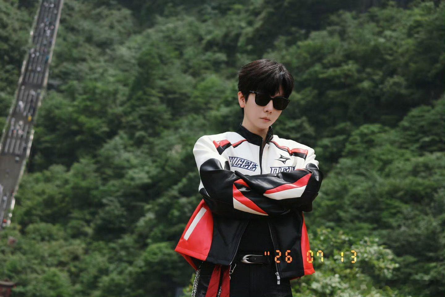 胡夏最萌的脸开最猛的车刚知胡夏爱玩赛车粉丝叫他赛车狐，面庞软萌气场飒爽，赛车狐反