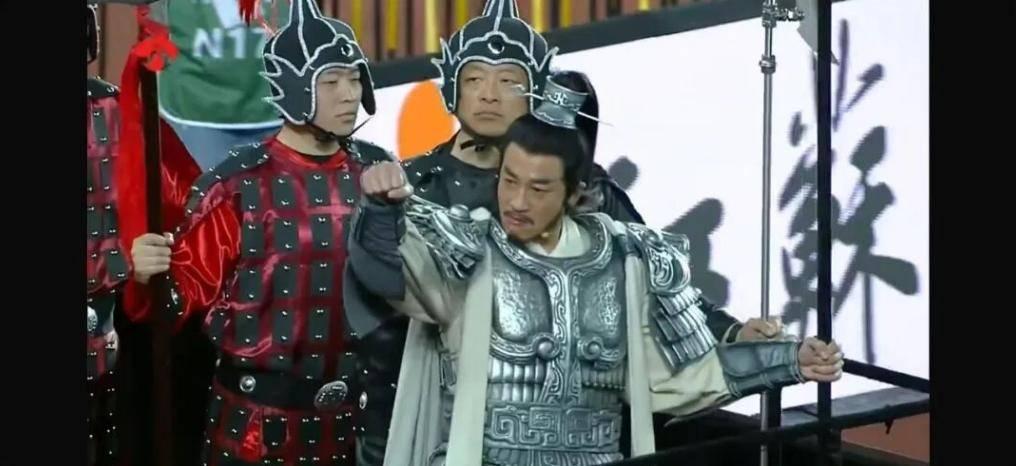 足球苏超上大分，为了获胜，宿迁请来“项羽”助阵，万人体育场着战甲，乘战车为江东儿