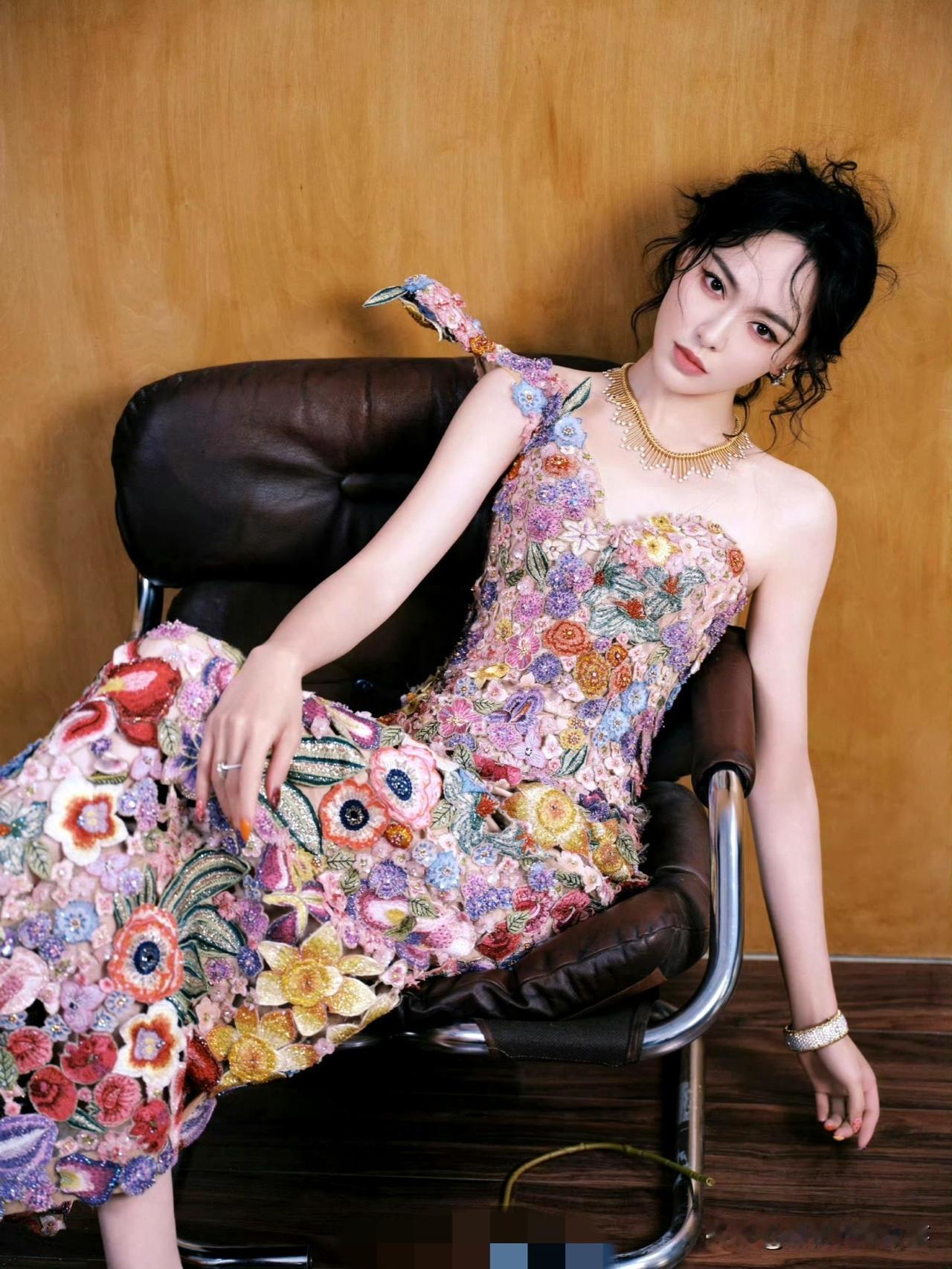 唐嫣的“花神裙”：把高定绣成春天
 
唐嫣穿Rahul Mishra 2025高