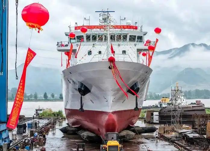 船都造了99%了，再有一个月就能交工开香槟了，结果买家一封邮件甩过来：哥们，船我