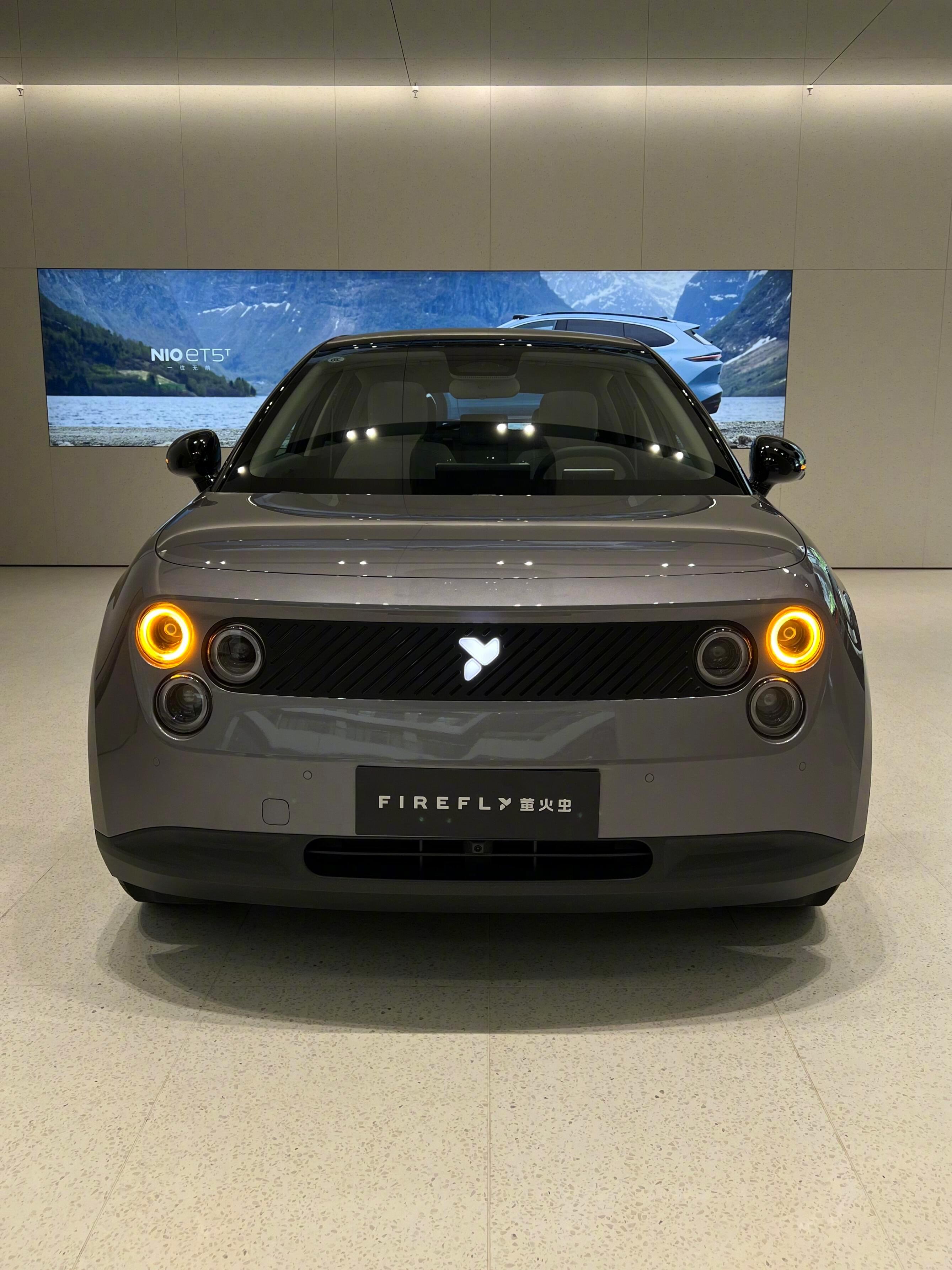 🚘蔚来萤火虫1️⃣外观：线条处理得非常柔和，几乎没有锋利的棱角。同时它依然保留