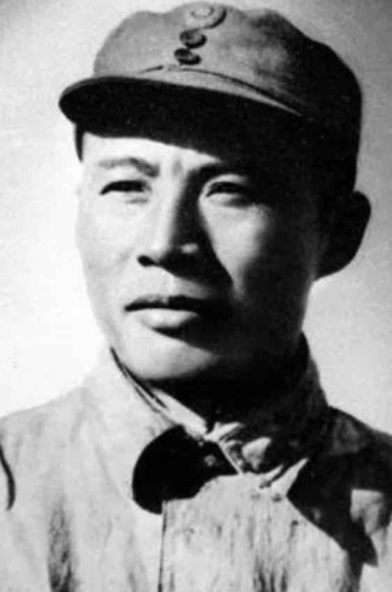 1937年，吕正操麾下一个营被日军包围，他正要率部营救，谁知军长万福麟、师长周福