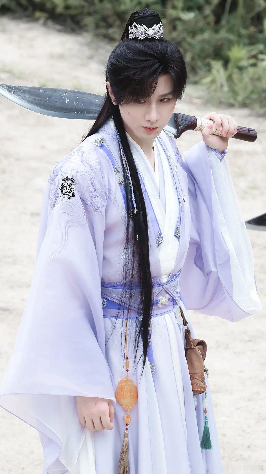 提着大刀的成毅真的是太有反差啦[打call][打call][打call]#成毅[