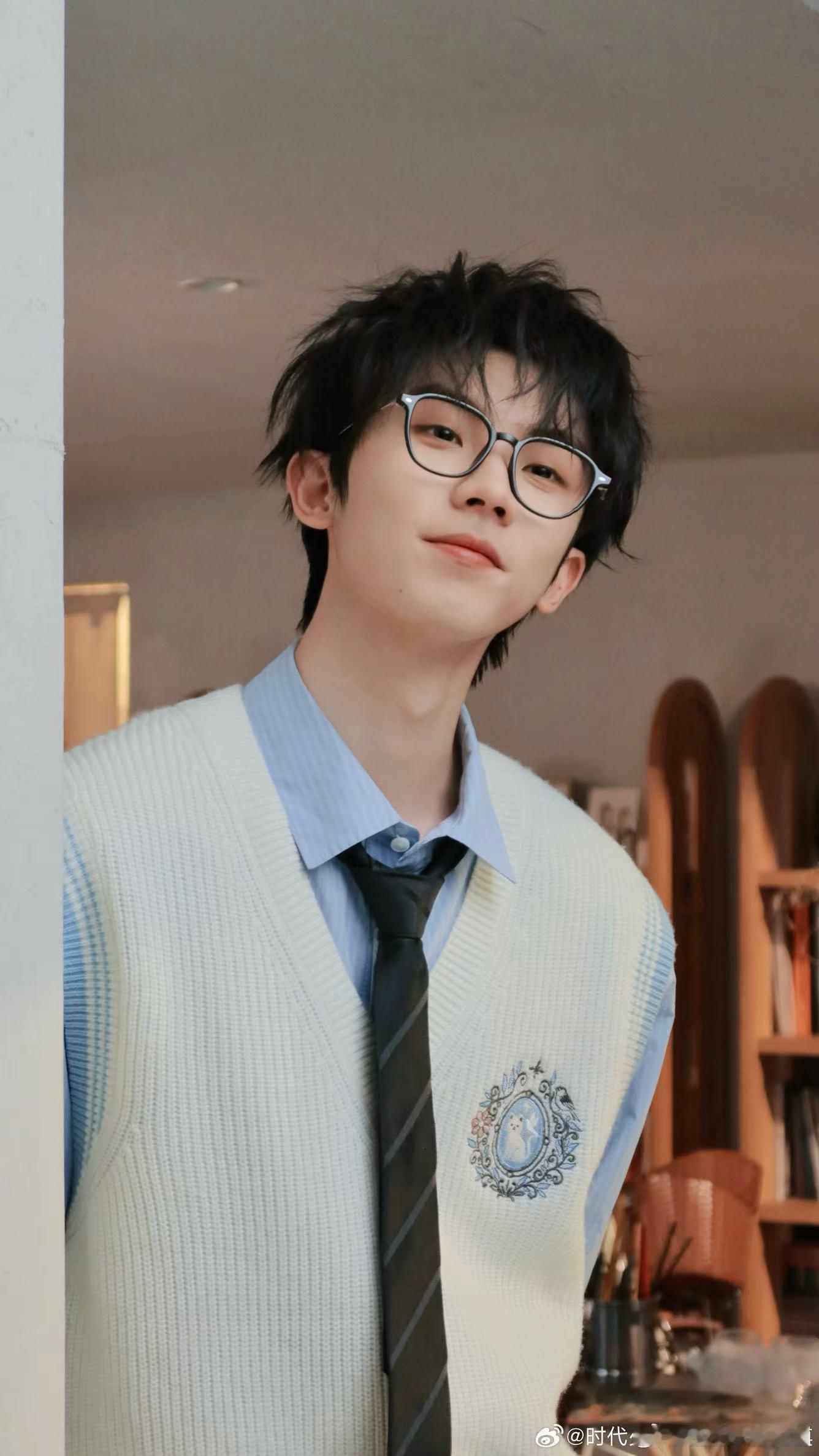 马嘉祺小学和爸妈一起看跑男 谁能想到小时候跟着爸妈看跑男的小男孩，如今也亲自站上