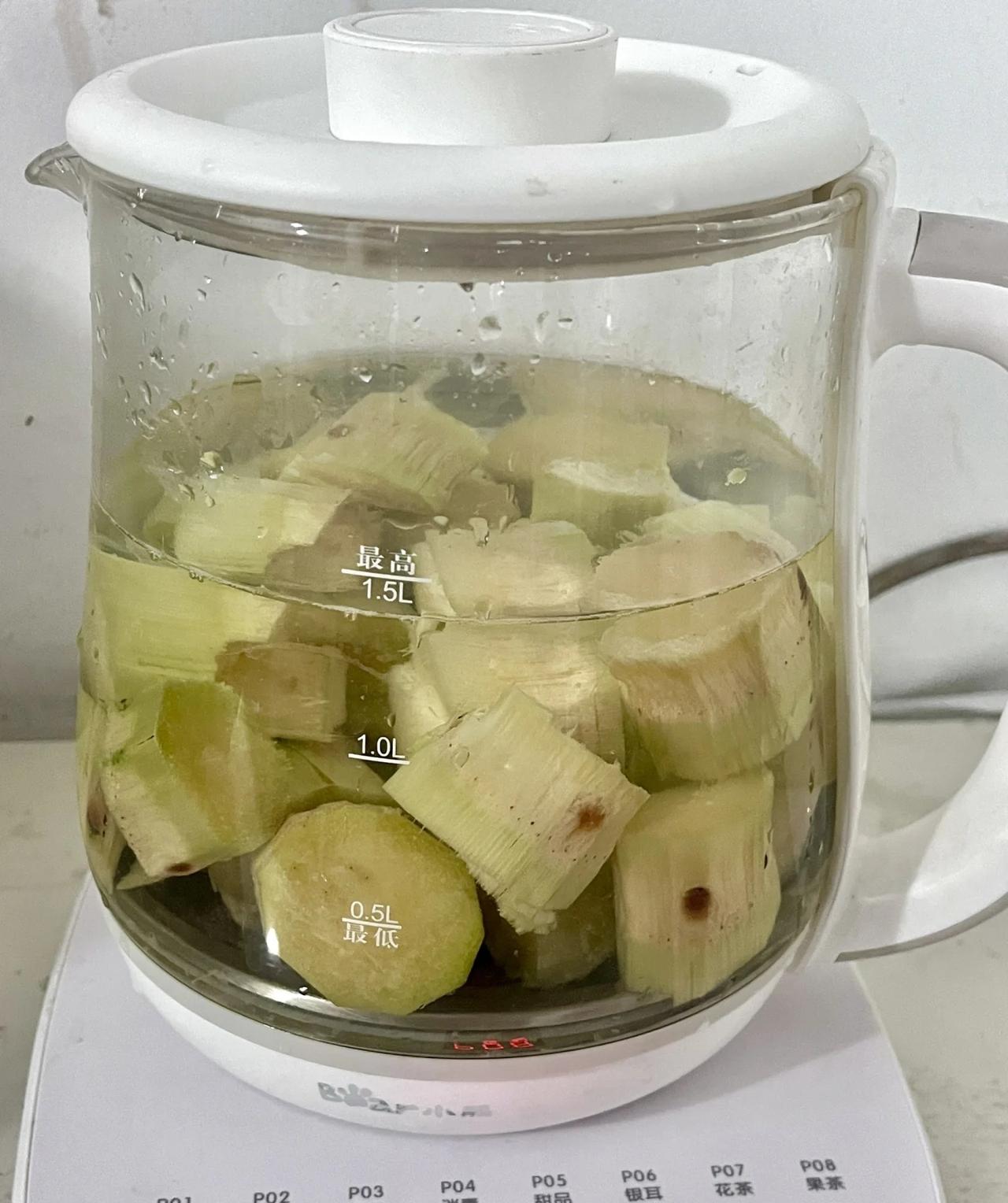 每天煮一壶甘蔗水
很多人切甘蔗的时候都把节去掉
其实可以带回来煮水喝！
口感清甜