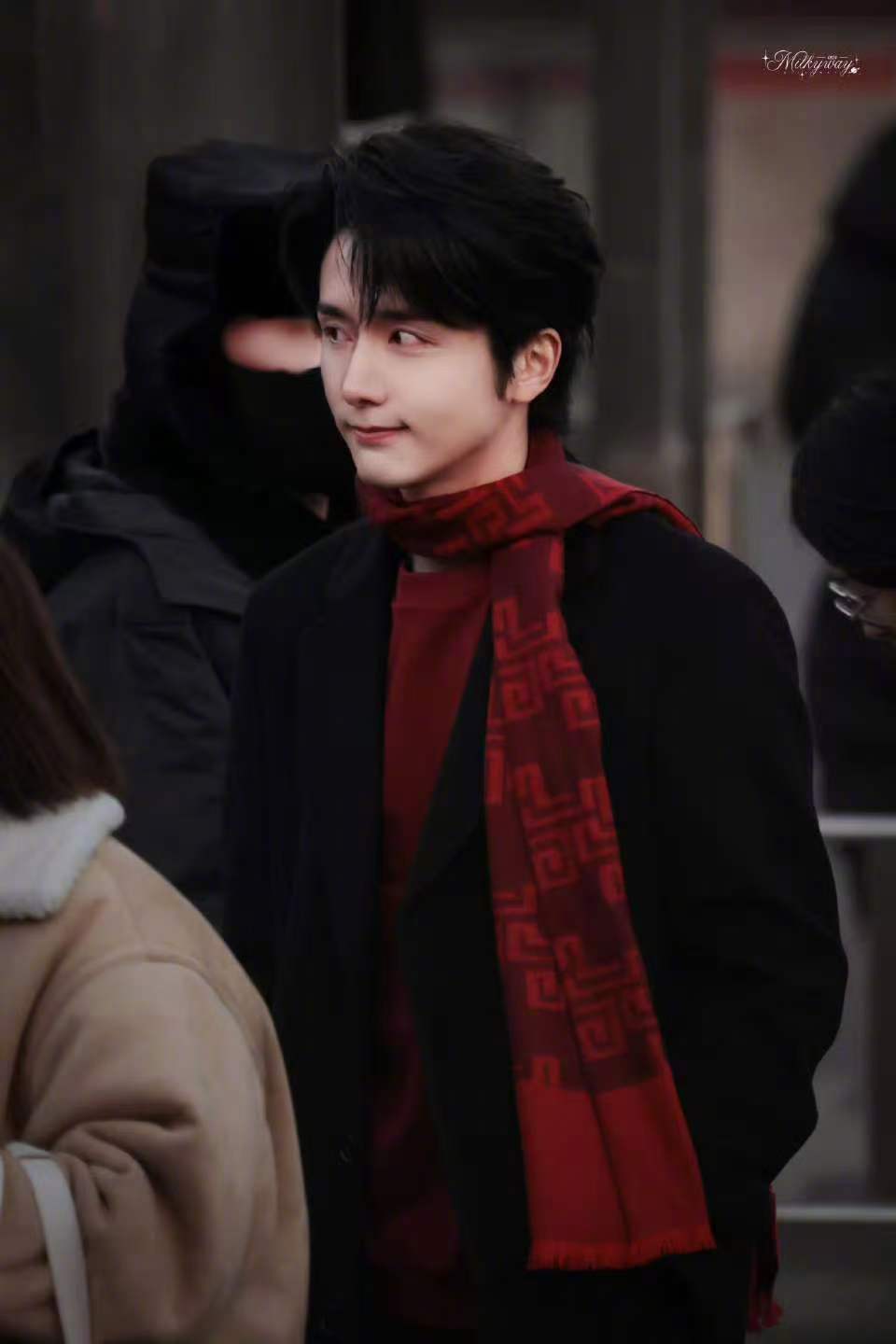 张新成在央视门口出片了 这是什么世家少爷出街现场吗！张新成这一身贵气又温柔，央视