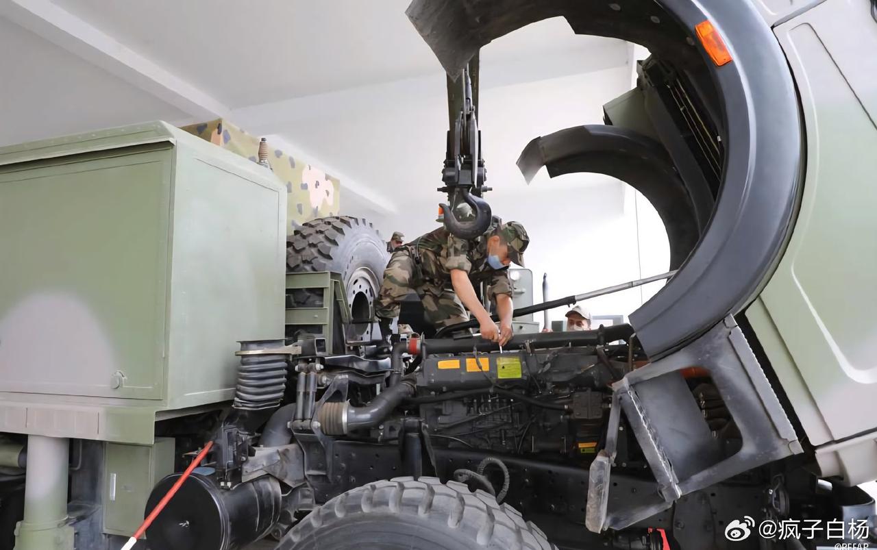 摩洛哥皇家武装部队第20防空炮兵团人员正在维护一辆北奔重卡2628型卡车，该卡车