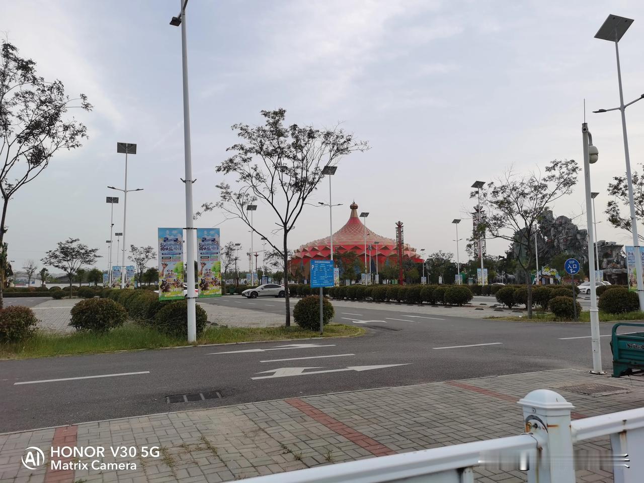 周口野生动物园，今天路到这里，忍不住下车，走到大门口看看。

这里曾经是我长大的