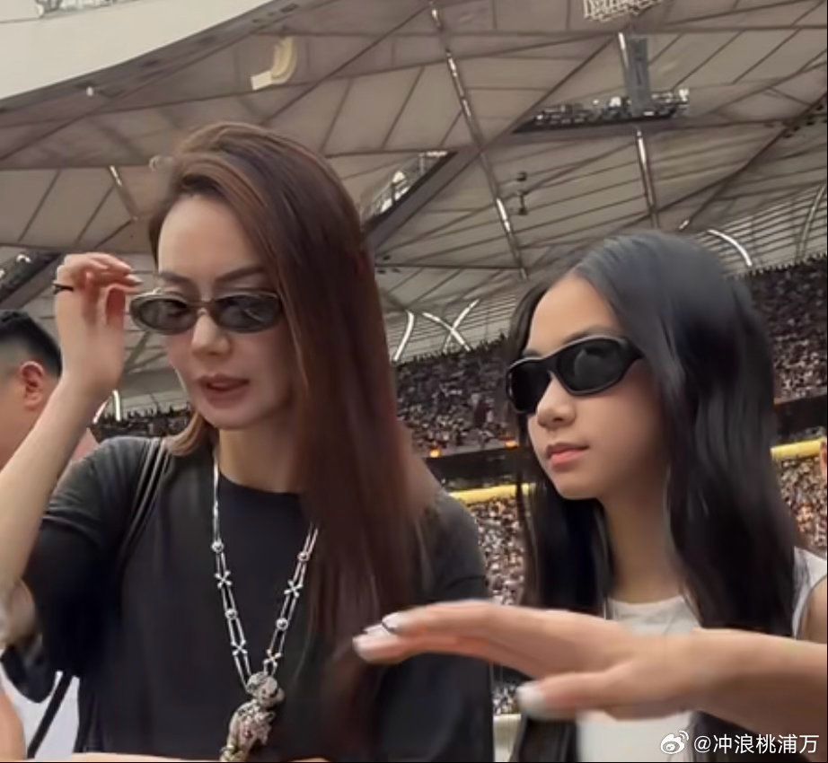 戚薇李承铉女儿都这么大了没想到戚薇李承铉女儿都这么大了，完美继承了爸爸妈妈的美貌