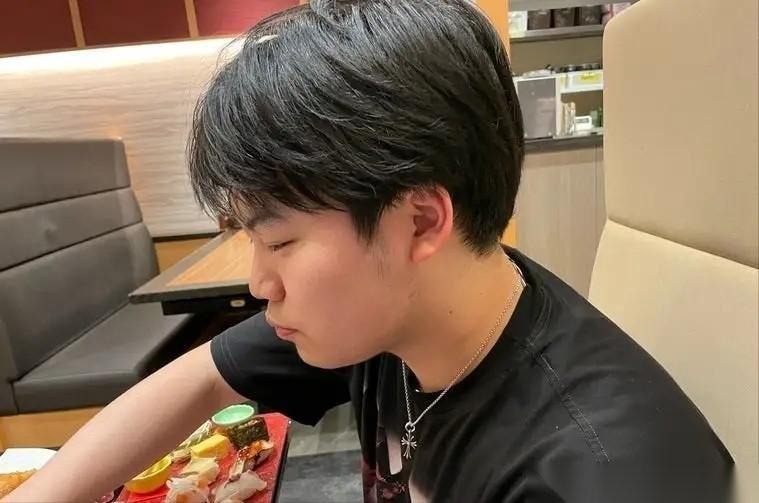 松岛辉空还真是个孩子，世界杯赚了5万美金，没想到回到日本后，他做的第一件事竟是带