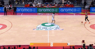 吉祥物致敬徐杰的三分球，这三分球很关键，吉祥物给足了谢意

徐杰今天三分球很准，