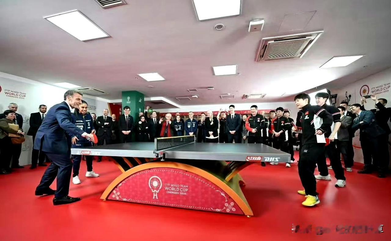 马克龙笑了，我却跟着乐，乐这场乒乓约太有看头！  
马克龙穿西装就上了场，和法国