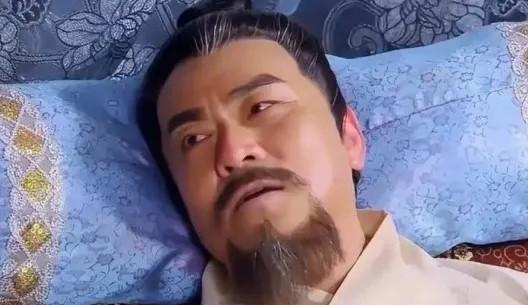 大唐名将秦琼卧病在床12年，李世民从不探望，只派御医诊治，可御医刚走，秦琼就悄悄