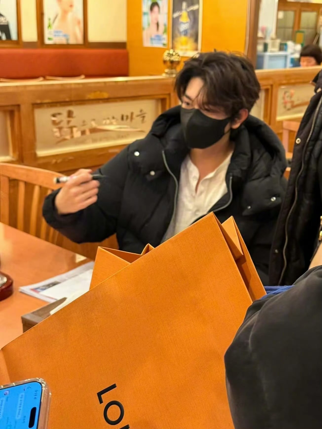 网友在🇰🇷打卡文俊辉同款炒鸡店的时候偶遇了林一，还给她买单了，羡慕了！ 