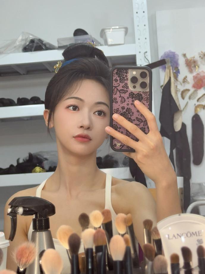 吴谨言月更博主上线了 吴谨言月更博主更新了三宫格的照片呀，对着镜子的自拍真的是觉