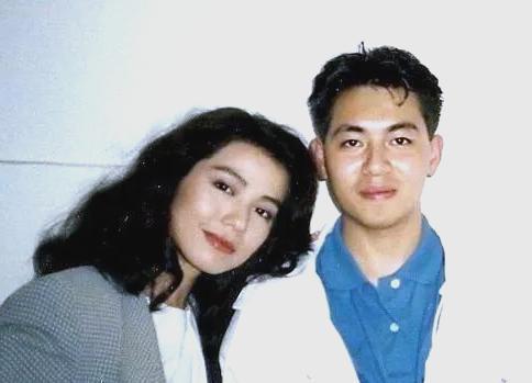 一张旧照：画面中的钟楚红青丝如墨，眉眼如画，红唇如玉，风情万种；身旁的男子皮肤白