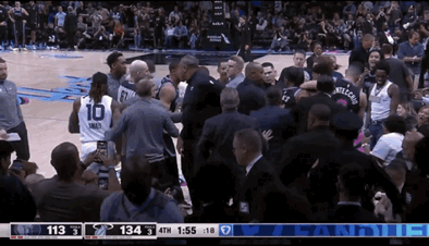 这又打起来了！小皮蓬被暗算，起来直接奔向加德纳，两人互掐，后被队友拉开，两人均被