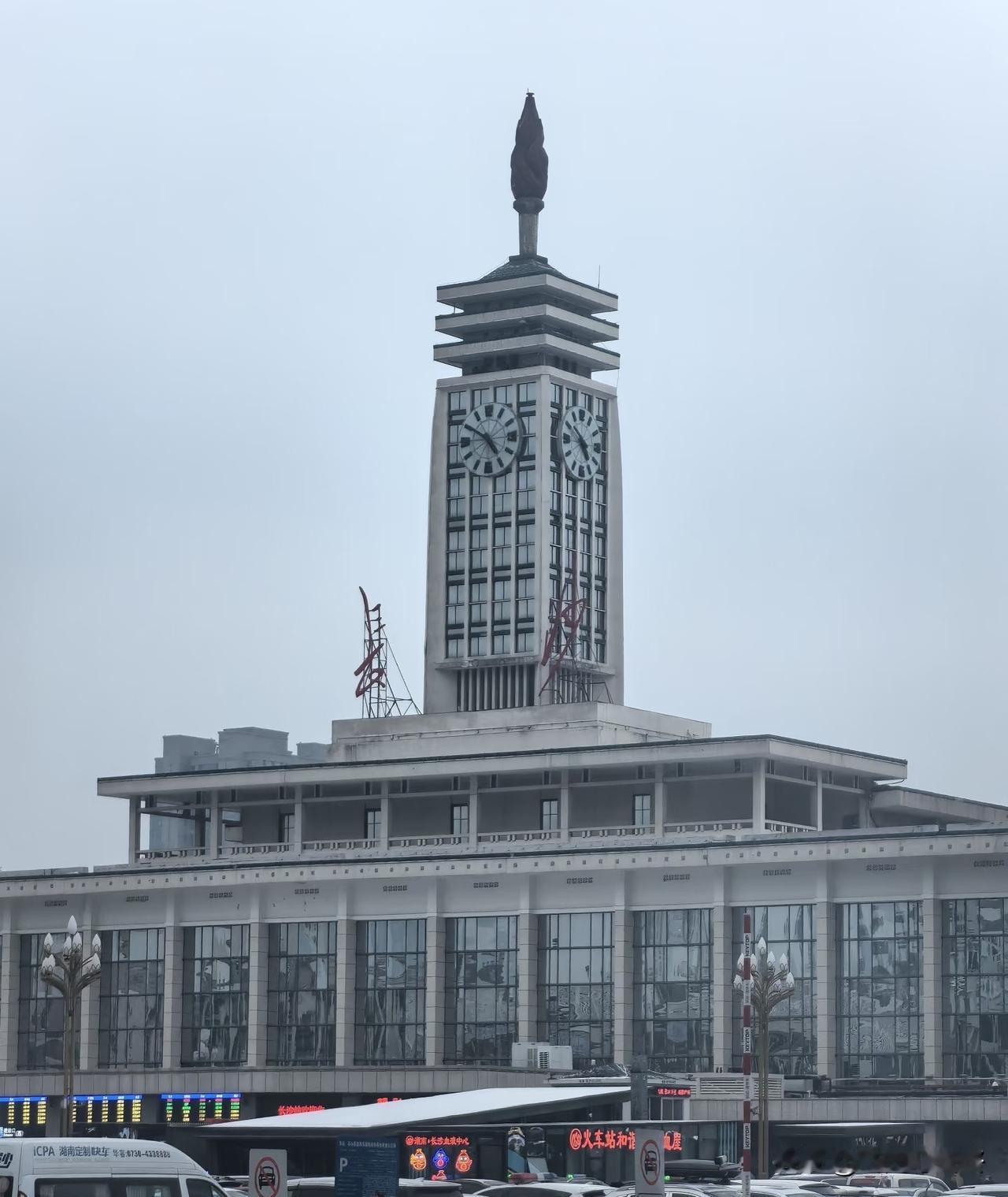 一直给家里老人买的高铁，可以在选票时勾选重点旅客服务，就有专人送上车。

这次没