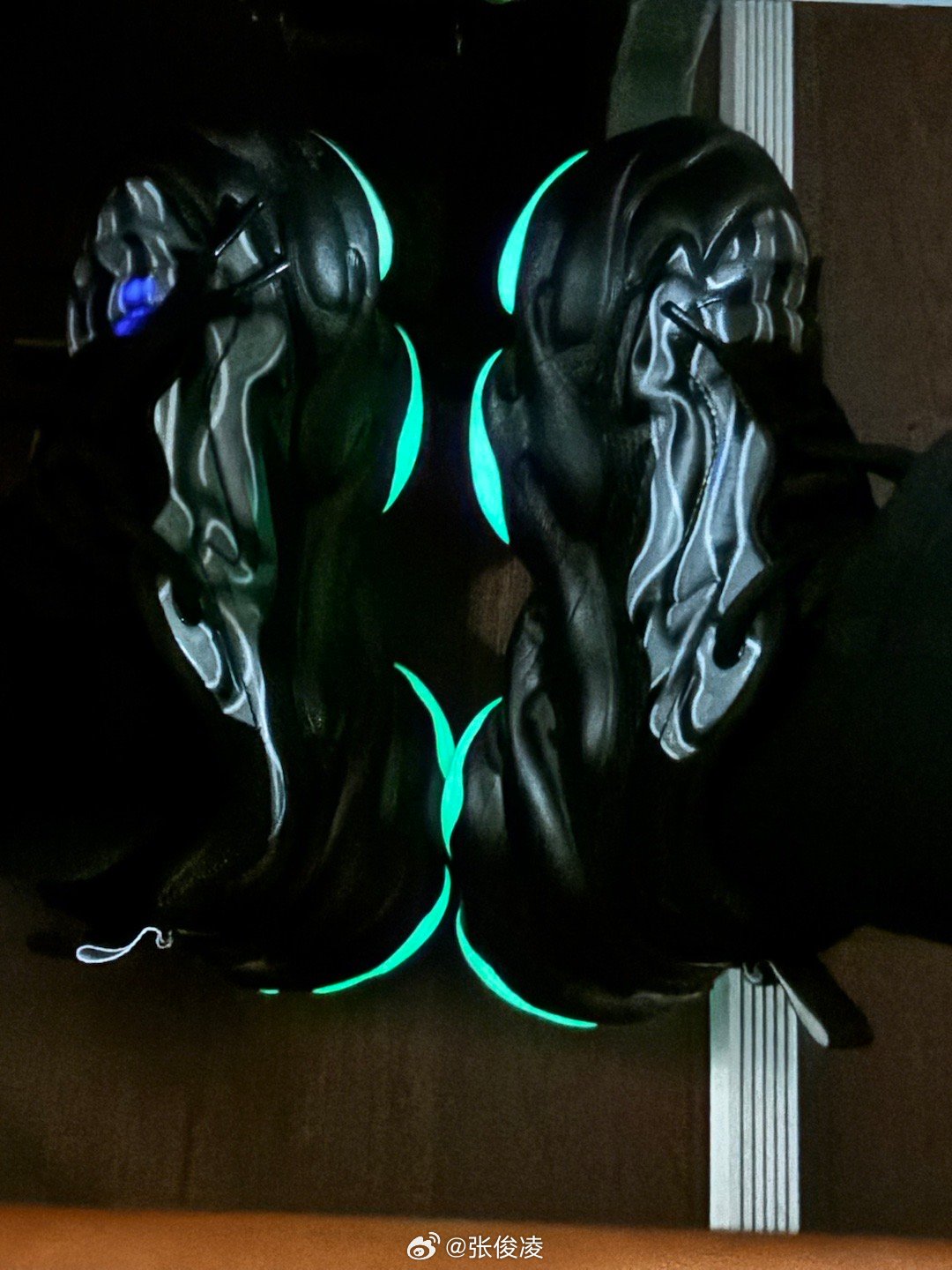 我的鞋竟然会发光，也太帅了吧！ 