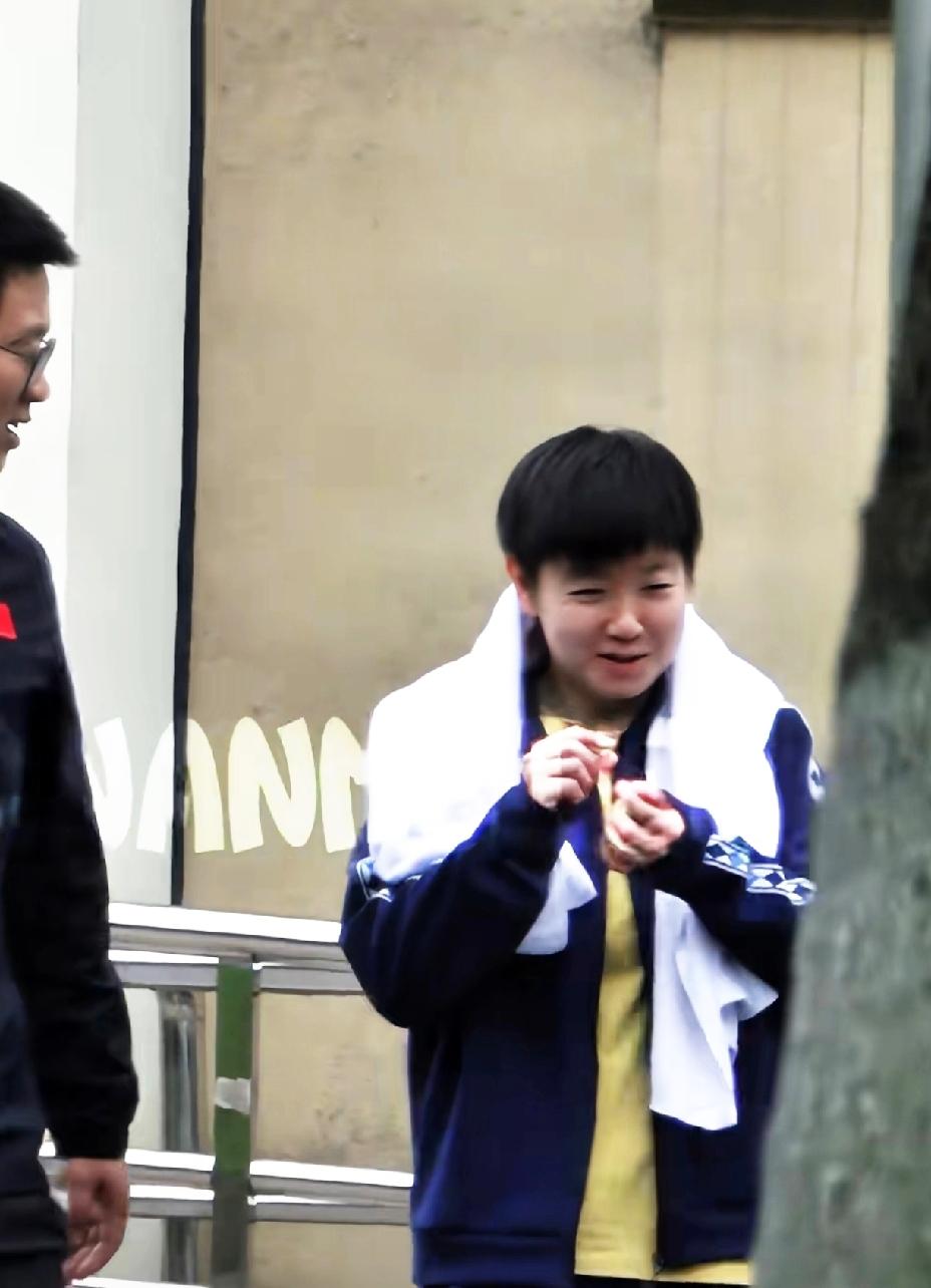 今日的莎莎怎么这么兴奋，
手舞足蹈地比划，
跟她做朋友每天得有多开心。

成都封