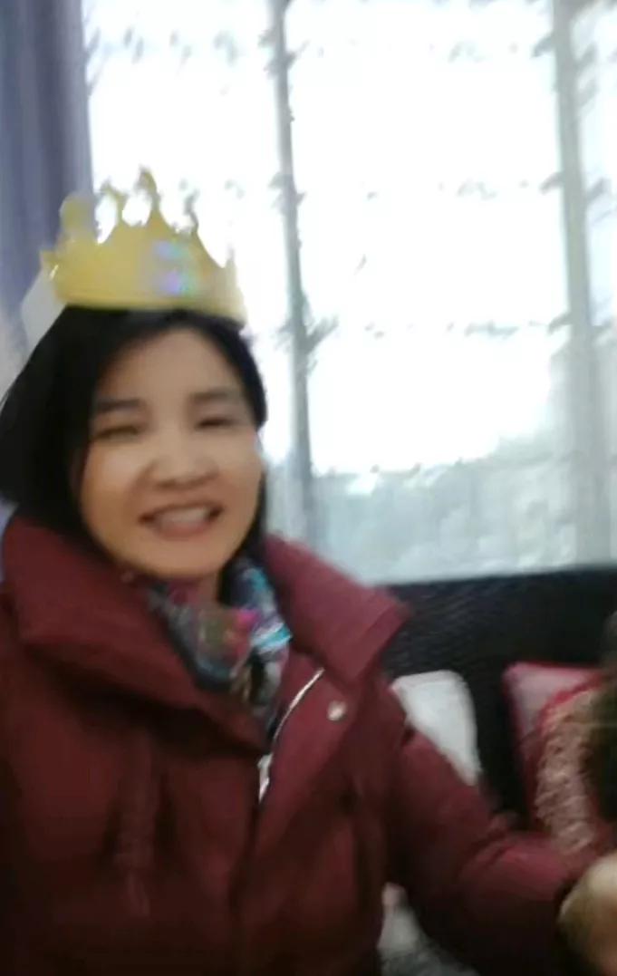 一路走来，往昔的纯真如流沙逝于岁月指缝，时光的刻刀无情雕琢了容颜。话语从唇边滑落