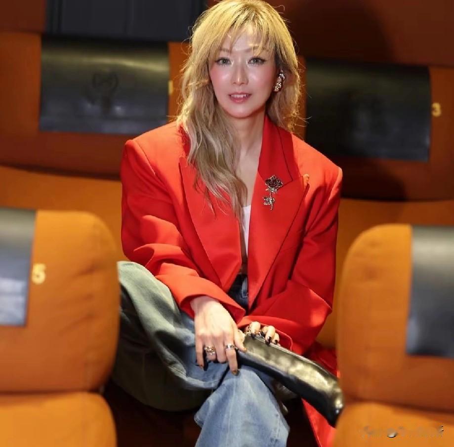 郑秀文，一辈子的偶像，这个年纪还能保持这样的状态已经很了不起了。晒图笔记大赛真的