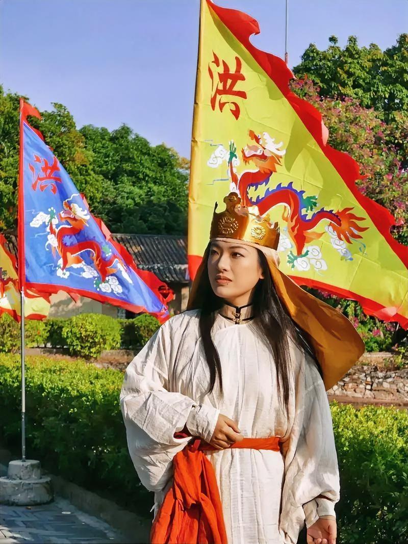 “用魔法打败魔法”
这句话用在年轻人“为避免在故宫穿汉服被吐槽，穿太平天国服饰逛