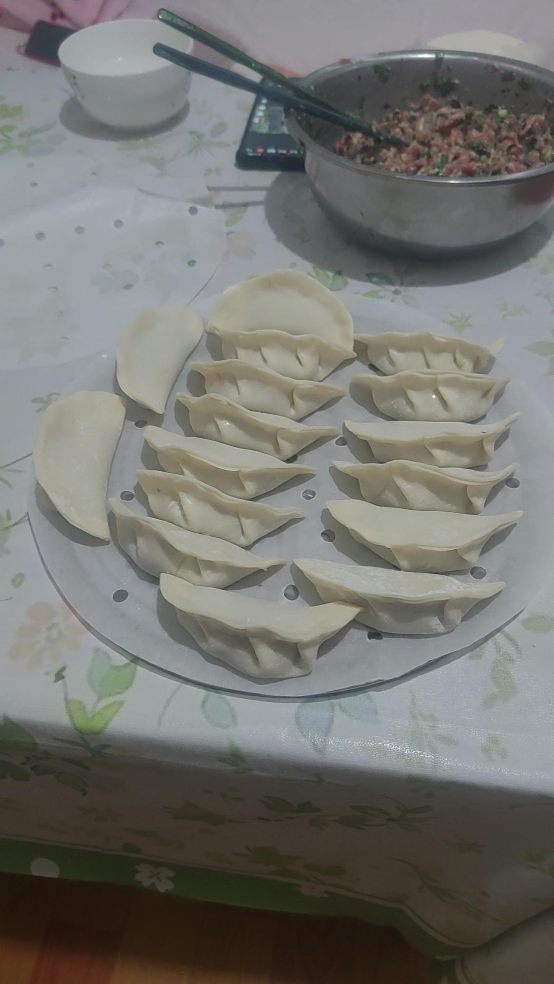 饺子你爱吃什么馅儿的?
饺子，我比较喜欢肉芹菜的。