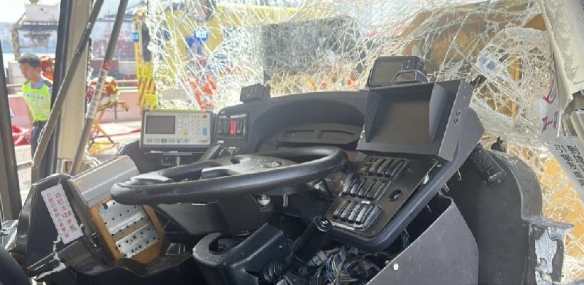 香港，青葵公路一部960号路线九巴与工程车相撞，造成逾20人受伤。涉事九巴乘客谢