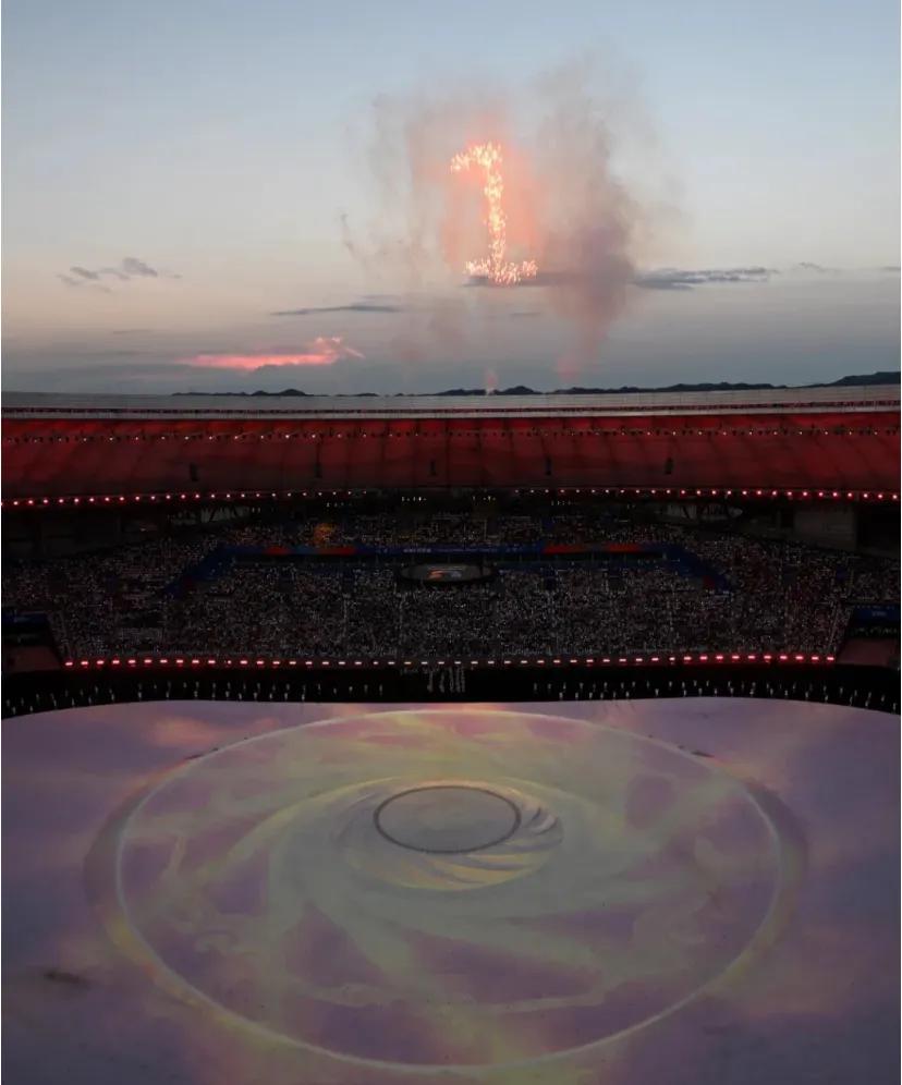 这下好了!全国人民都知道成都不在东8区
成都夏天8点天还没有全黑，所以开幕式倒计