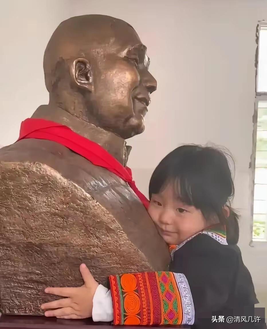 2021年，四川成都1女子带着3岁的女儿到大凉山景区。谁料，两人走到一座石像前，