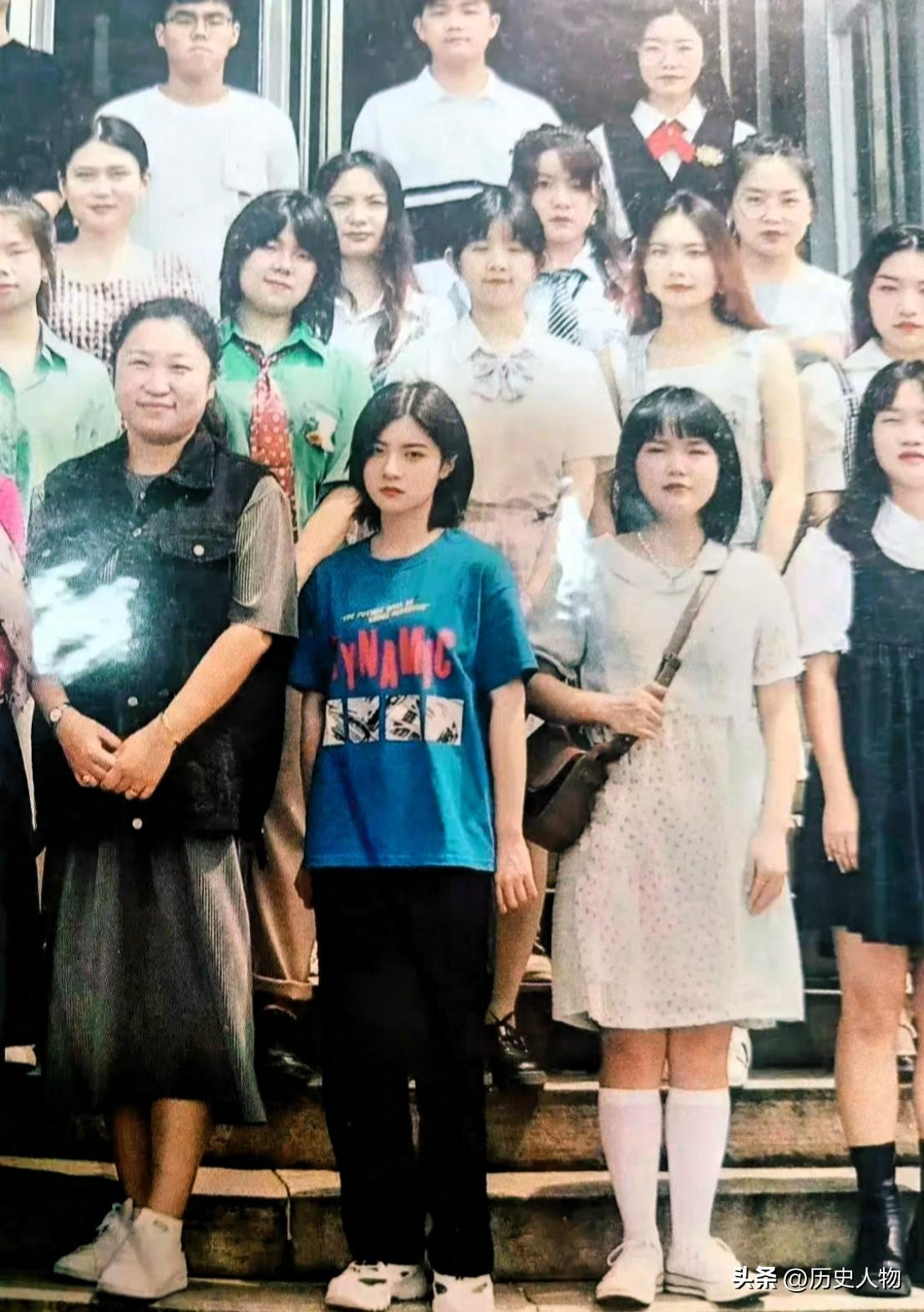 2012年湖北鄂东某县，这张中专毕业照里姑娘眼神灵动又带着几分不羁，让人联想她如