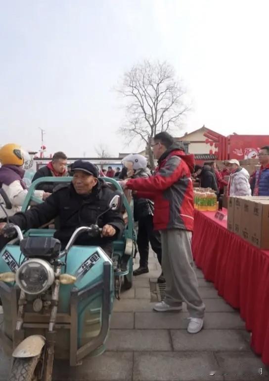 每年这个时候，
光明村的乡亲们都在盼着东子的年货。

滴水之恩，涌泉相报。199