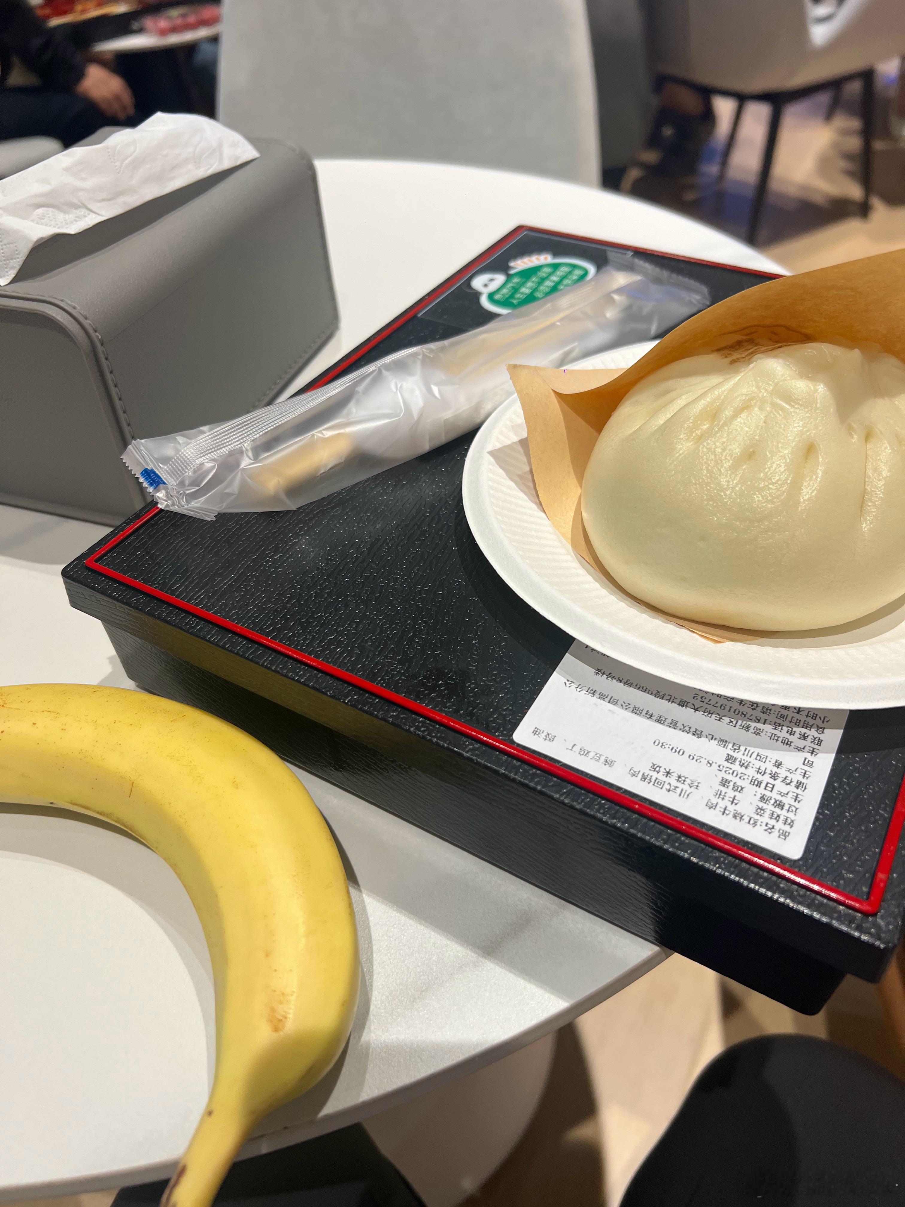 还得是我大奇瑞啊，奇瑞大饭店中午管饭。一个大肉包子吃到撑，盒饭精致美味。来成都车