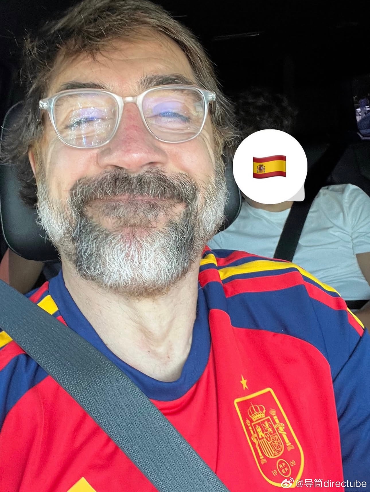 西班牙晋级世界杯 八强后，现场观赛的哈维尔·巴登愉快更新社媒。 